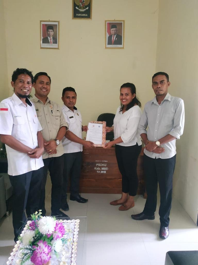 PENYERAHAN DOKUMEN KERJA SAMA ( NOTA KESEPAKATAN) ANTARA BAWASLU MBD DAN  PSDKU UNPATTI MBD