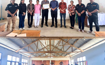 pendidikan demokrasi dan pengawasan partisipatif kepada siswa-siswi SMK Kesehatan Iresa Anugerah Tiakur,